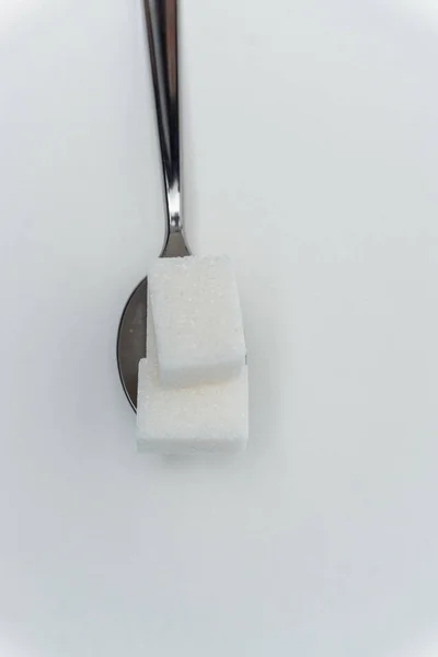 Cubes de sucre dans une cuillère à café de bonbons ingrédient calorique Glucose — Photo