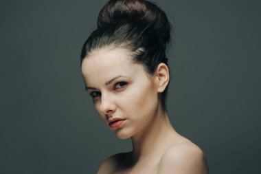 Esmer, çıplak omuzlu, çekici duyguları olan berrak tenli.