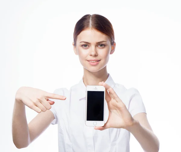 Hübsche Frau im Hemd mit Telefon in der Hand, Sekretariat Technik — Stockfoto