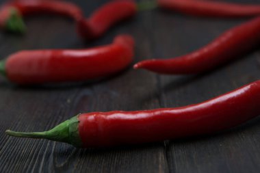 Kırmızı biber çeşnili mutfak ahşap arka plan baharatı