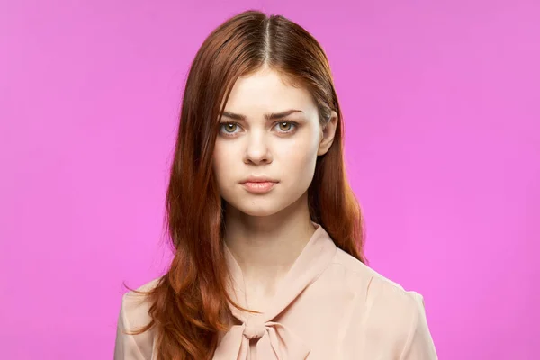 Mujer atractiva hermoso cabello cosméticos estudio de moda rosa fondo —  Fotos de Stock
