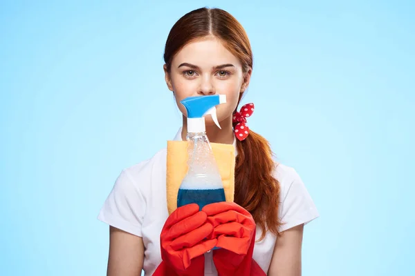 Beyaz gömlekli temizlikçi kadın temizlik malzemeleri servisi mavi arka plan — Stok fotoğraf