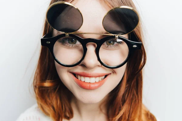 Весёлая женщина в очках улыбается крупным планом — стоковое фото