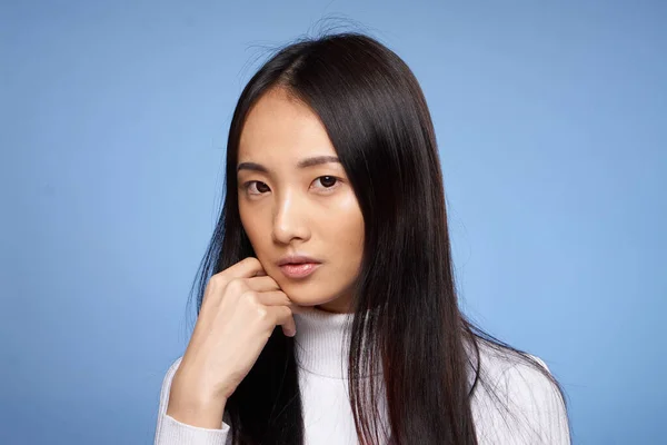 Brünette asiatisch berühren gesicht mit hand make-up modell weiß pullover — Stockfoto