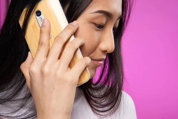 Bastante asiático mujer hablando en el teléfono tecnología close-up —  Fotos de Stock