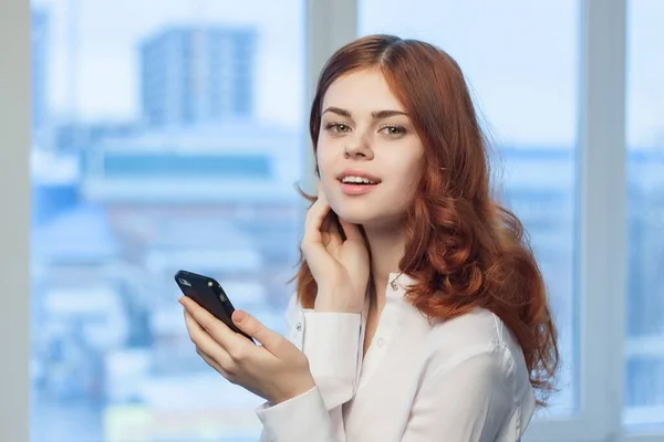 Geschäftsfrau im Hemd mit Telefon in der Hand arbeitet professionelle Kommunikation — Stockfoto