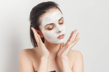 Neşeli esmer, yüz maskesi gençleştirme spa tedavili.