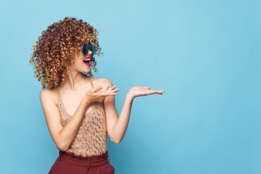 Kadın portresi Kıvırcık saç moda kıyafet stüdyo modeli el yapımı pullu tişört 