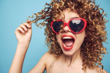 Bir kadının portresi. Vigorous kahkaha, geniş ağzı açık. Çıplak omuzlar mavi. 