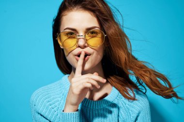 Mavi kazaklı güzel bir kadın. Saç kesimi tarzı. Görünüşte.