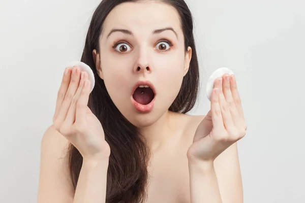 Mulher com ombros nus limpa cosméticos pele limpa com uma esponja — Fotografia de Stock