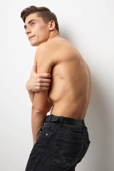 Un hombre con un cuerpo desnudo se para de lado posando modelos atractivas —  Fotos de Stock