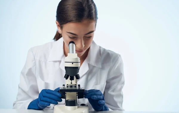 Mujer con microscopio en la mesa en laboratorio bacterias microorganismos de investigación — Foto de Stock