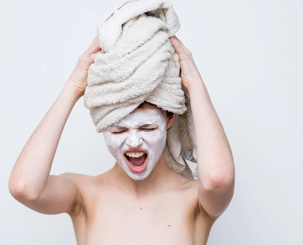 Žena s holými rameny tvář maska péče o pleť oříznutý pohled studio — Stock fotografie