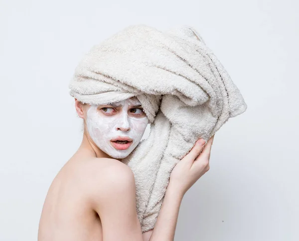 Mujer con mascarilla facial higiene de la piel limpia hombros desnudos — Foto de Stock