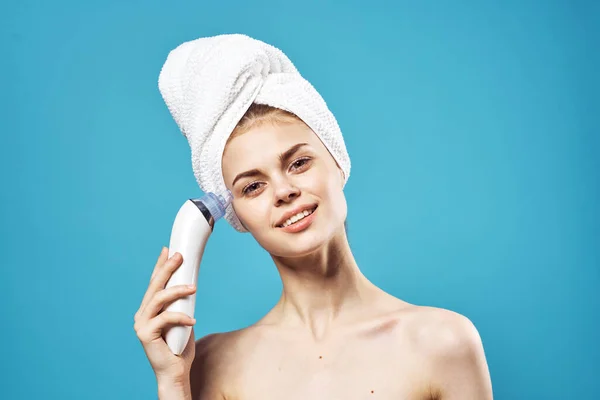 Vacker kvinna med handduk på huvudet bara axlar massage hudvård hälsa kosmetologi telefon — Stockfoto
