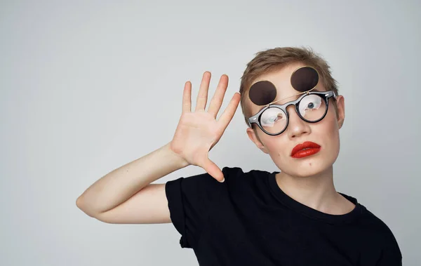 Mooie vrouw aantrekkelijk look rood lippen bril mode studio — Stockfoto