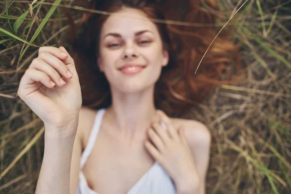 Šťastná žena na suché trávě se směje v přírodě — Stock fotografie