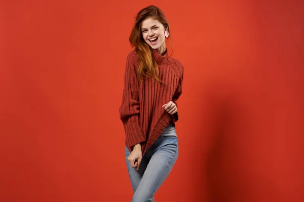 Модна жінка в червоному светрі і джинсах повсякденний одяг позує ізольований фон — стокове фото