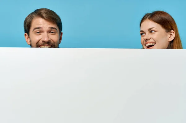 Homem e mulher publicidade apresentação banner funcionários — Fotografia de Stock