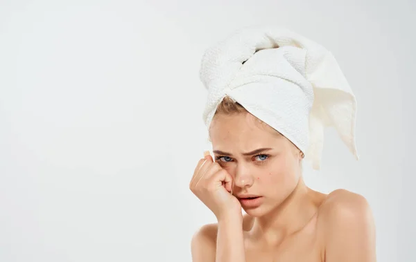 Mooie vrouw met handdoek op het hoofd kale schouders lichte achtergrond bijgesneden uitzicht — Stockfoto