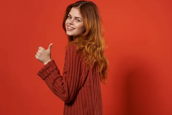 Bonito mulher gestos com mãos vermelho suéter close-up estúdio — Fotografia de Stock