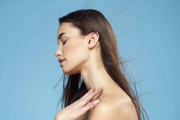 Bonito morena nu ombros longo cabelo pele cuidado azul fundo — Fotografia de Stock