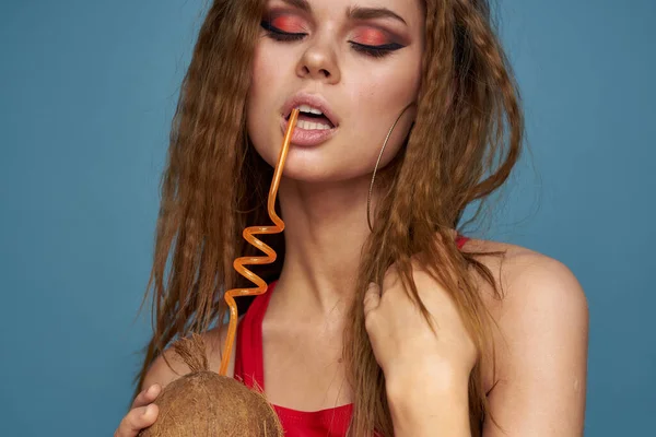 Kvinna med kokos cocktail i händerna vågigt hår ljus makeup livsstil studio sommar semester — Stockfoto