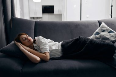 Kadınlar kanepede uyuyakaldılar. İç kısımları gri.