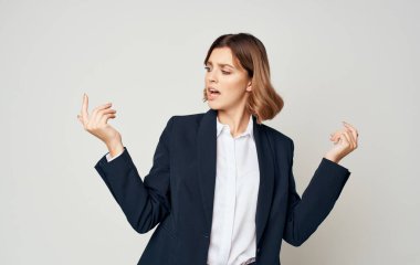 Hafif arka plan hareketlerindeki kadın yönetici elleri ile Uzay Duygularını Kopyalar