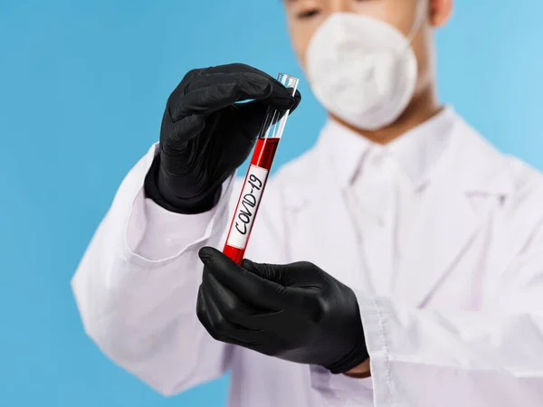 Чоловічий азіатський зовнішній вигляд чорні рукавички лабораторія аналізу крові ковадла 19 — стокове фото