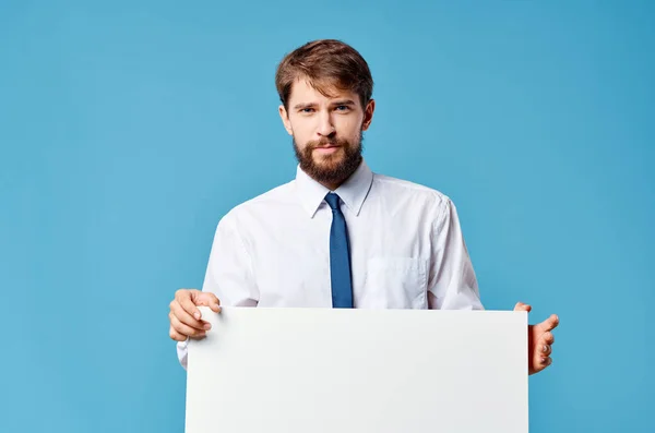 Mann im Hemd mit Krawatte weiße Attrappe Werbung Präsentation blauer Hintergrund Copy Space — Stockfoto