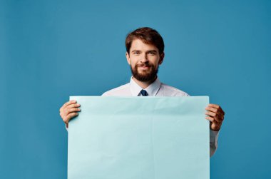 İş adamı reklam işi yöneticisi mavi arka plan