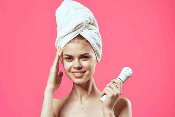 Attraktive Frauen auf nackten Schultern Handtuch auf Kopf Massage in den Händen Hautpflege — Stockfoto