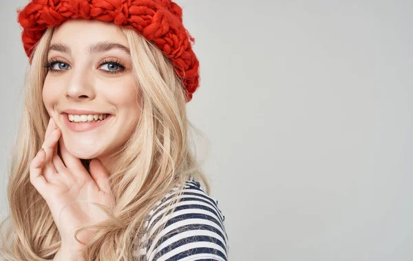 Jabón mujer en un sombrero rojo en una camiseta a rayas sobre un fondo gris rubia —  Fotos de Stock