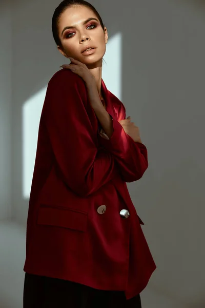 Mulher bonita em blazer vermelho jóias de moda luxo — Fotografia de Stock
