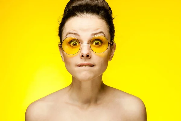 脱光双肩黄眼镜的女人孤立的背景 — 图库照片