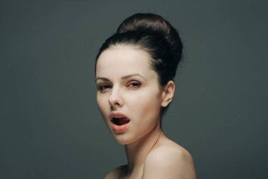 Esmer, çıplak omuzlar, kafa kılları cazibesini topladı.