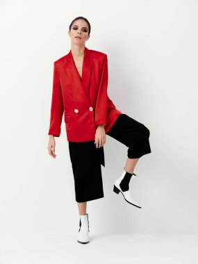 Kırmızı ceketli kadın. Moda stüdyosu modeli.