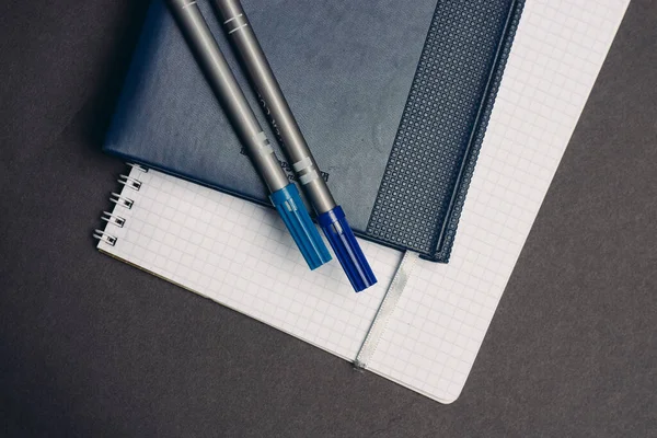 Notebook boeken pennen documenten werkplek kantoor grijze achtergrond — Stockfoto