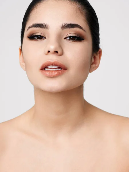 Brunett med makeup på ansiktet nakna axlar attraktiv look närbild — Stockfoto