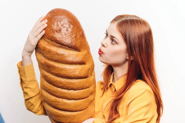 Feliz mulher abraçando pão de farinha de pão produto luz fundo recortado vista — Fotografia de Stock