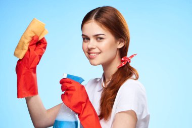 Profesyonel temizlikçi kadın deterjanlar lastik eldivenler evde bakım