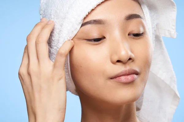 Kvinna med bara axlar handduk på huvudet närbild blå spa behandling bakgrund — Stockfoto