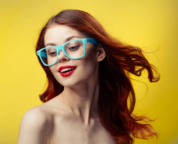 Donna con spalle nude labbra rosse occhiali blu — Foto Stock