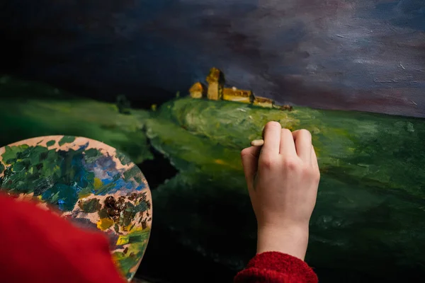 한 여자 미술가 가손에 유성 페인트를 캔버스에 그리고 팔레트를 들고 그림을 그리는 모습 — 스톡 사진