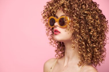 Güzel kadın. Kırmızı dudaklar. Gözlük, kıvırcık saç modeli cazibesi.