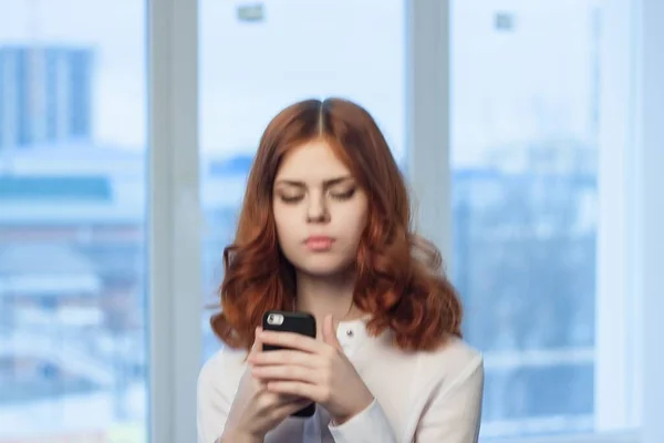 Geschäftsfrau im weißen Hemd mit Telefon in der Hand Büro für Kommunikationstechnologie — Stockfoto