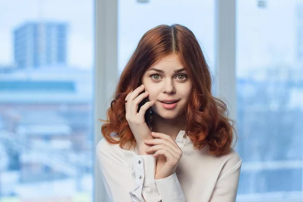 Рыжая женщина разговаривает по телефону в офисе деловая женщина менеджер по работе — стоковое фото