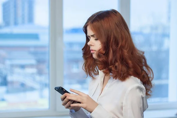 Mujer de negocios en camisa blanca con teléfono en las manos oficina de tecnología de comunicación —  Fotos de Stock